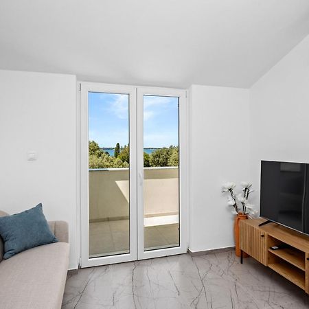 Apartment Nenad - Amazing Sea View ! Only 500 Meters From The Beach ! Fažana Kültér fotó