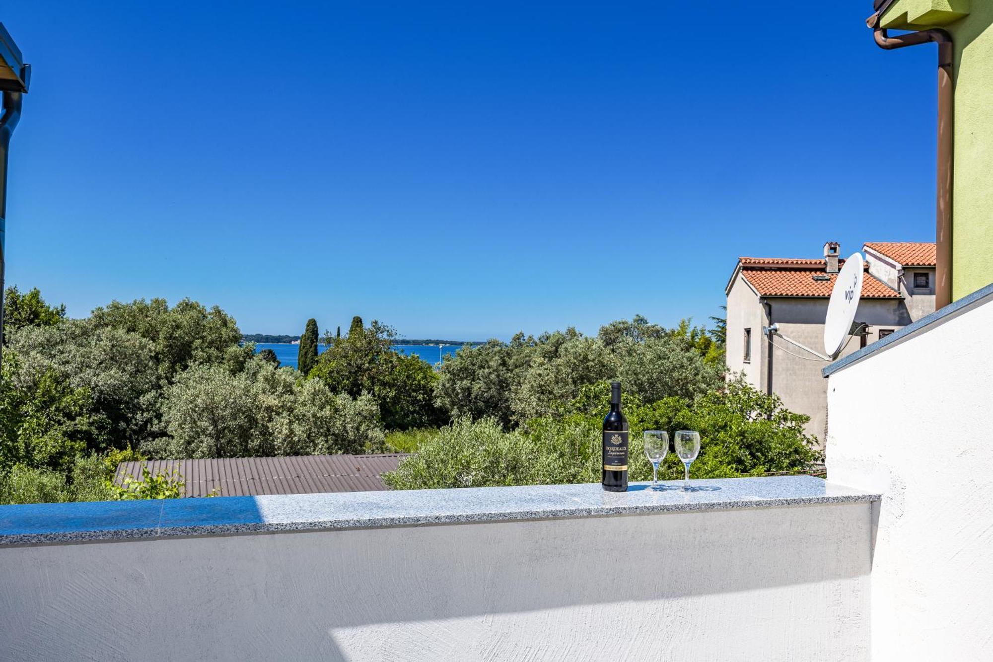 Apartment Nenad - Amazing Sea View ! Only 500 Meters From The Beach ! Fažana Kültér fotó